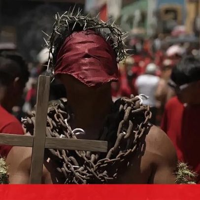 Penitentes desfilam com correntes e espinhos na Semana Santa mexicana