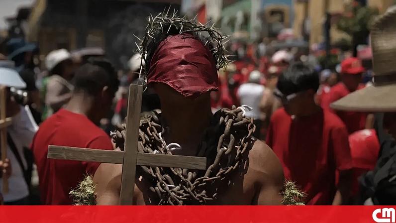 Penitentes desfilam com correntes e espinhos na Semana Santa mexicana