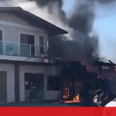 Avião cai em zona residencial no sul do Brasil, deixando quatro mortos