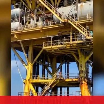 Migrantes resgatados após ficarem retidos em plataforma petrolífera abandonada
