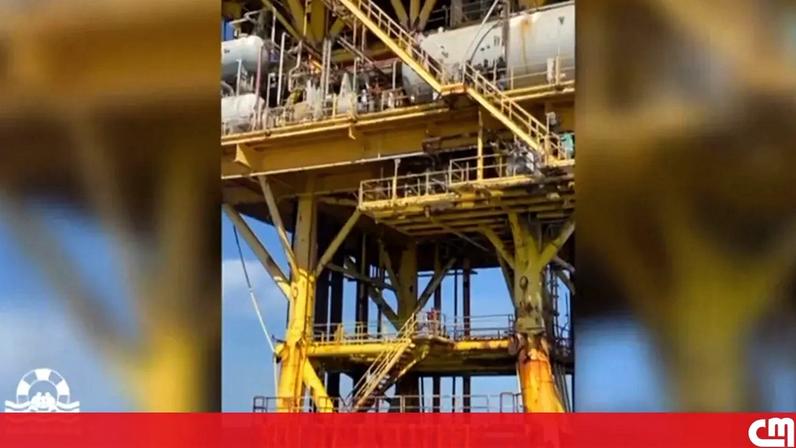Imagem de migrantes resgatados em plataforma petrolífera abandonada no Mar Mediterrâneo.