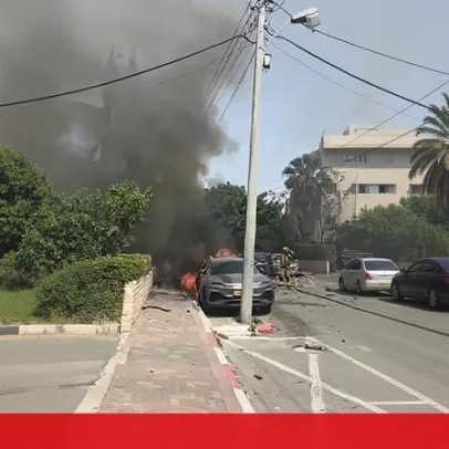 Carro incendiado após ataque iraniano em Ramat Gan