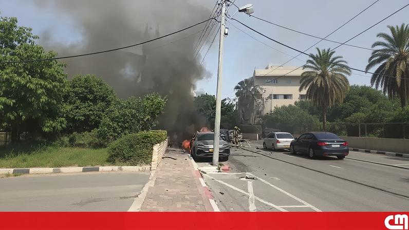 Carro incendiado após ataque iraniano em Ramat Gan
