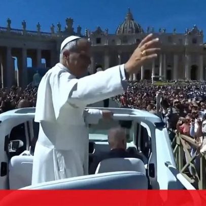 Papa Leão XIV celebra a Páscoa no Vaticano diante de milhares de fiéis