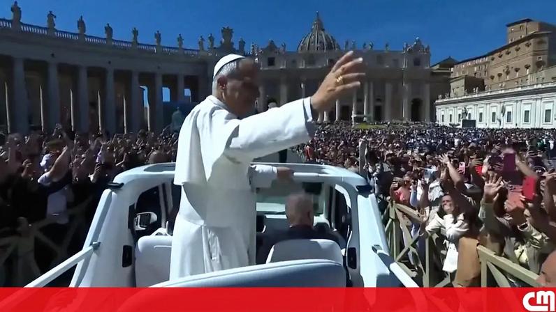 Papa Leão XIV celebra a Páscoa no Vaticano diante de milhares de fiéis