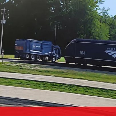 Comboio colide com camião do lixo numa passagem de nível nos EUA, segundo imagens