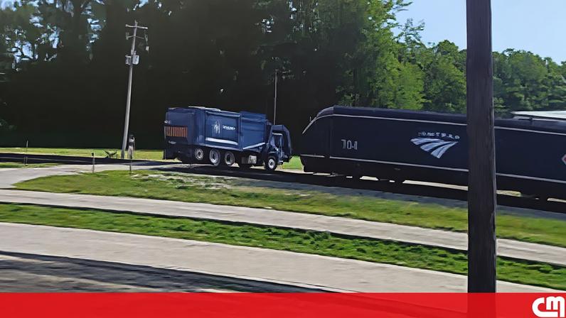 Comboio colide com camião do lixo numa passagem de nível nos EUA, segundo imagens