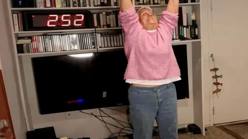 Ann Crile Esselstyn tem 90 anos e bateu um recorde do Guinness ao tornar-se a mulher mais velha do mundo a ficar 2 minutos e 52 segundos suspensa numa barra, num exercício conhecido como “dead hang”.