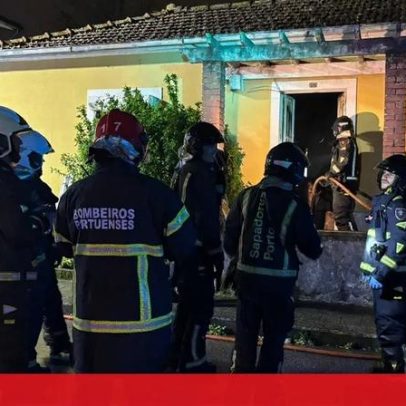 Bombeiros extinguem incêndio em moradia desabitada no Porto