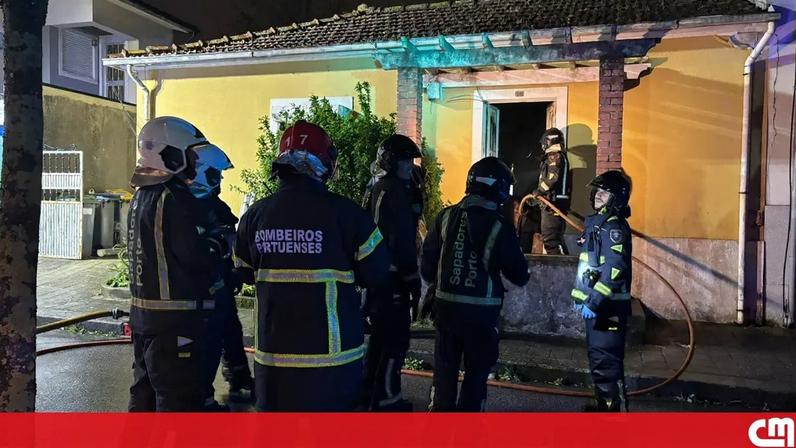 Bombeiros extinguem incêndio em moradia desabitada no Porto
