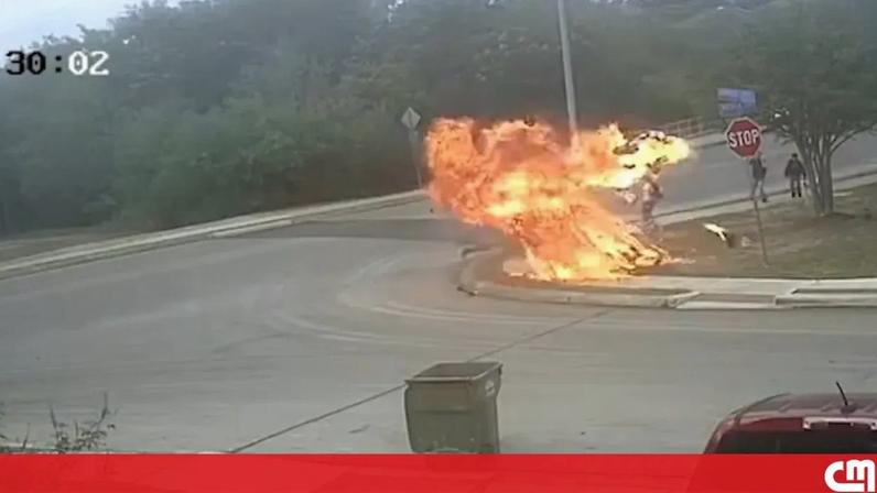 Imagem de uma mota a despistar-se e explodir perto de crianças no Texas.