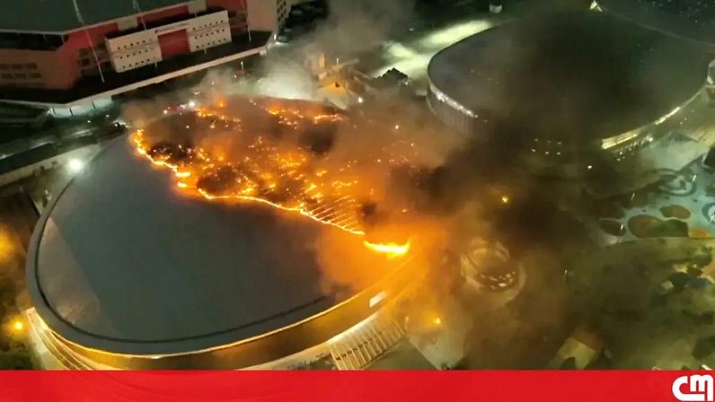 Imagem do incêndio no velódromo do Parque Olímpico do Rio de Janeiro.