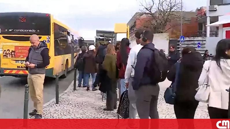 Greve no metro de Lisboa cria longas filas e opção por autocarros em Sete Rios