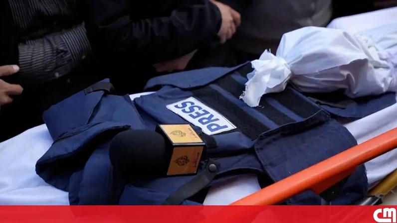 Palestinianos despedem-se de jornalista morto em ataque israelita a Gaza