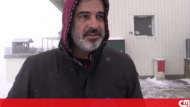Visitantes surpreendidos pela queda de neve na Serra da Estrela