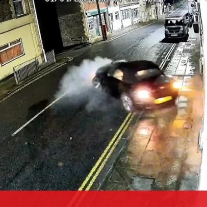 Carro de luxo despista-se e embate numa habitação no Reino Unido