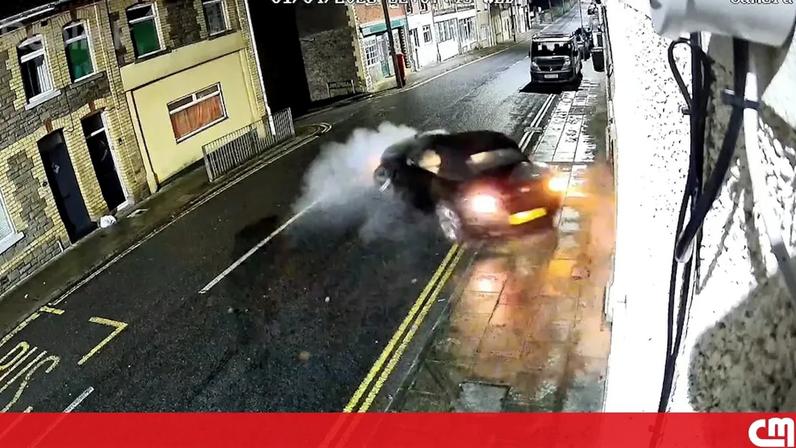 Carro de luxo despista-se, faz um pião e embate contra casa no Reino Unido