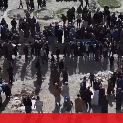 Homem enterra mulher e filhos mortos em bombardeios em Beirute