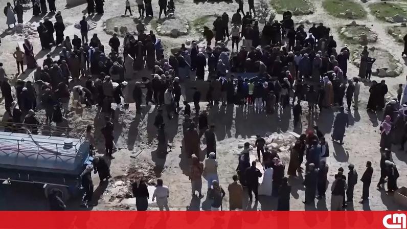 Homem enterra mulher e filhos mortos em bombardeios em Beirute