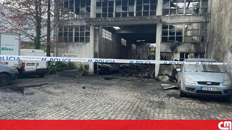 Mais de uma dezena de carros destruídos em incêndio em oficina na Maia