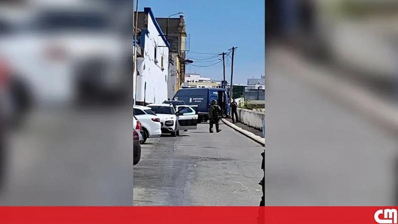 Granada sem carga explosiva atirada para dentro de carro em Olhão