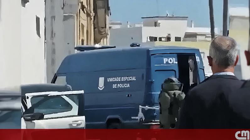 Granada sem carga explosiva atirada para dentro de carro em Olhão