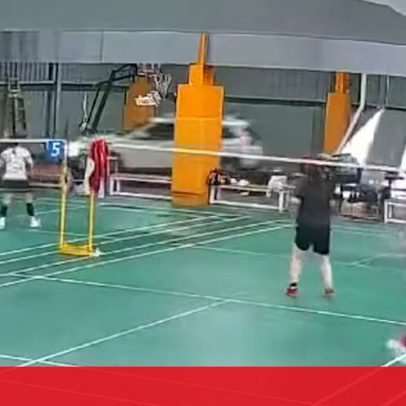 Condutor entra em pavilhão durante partida de badminton na China