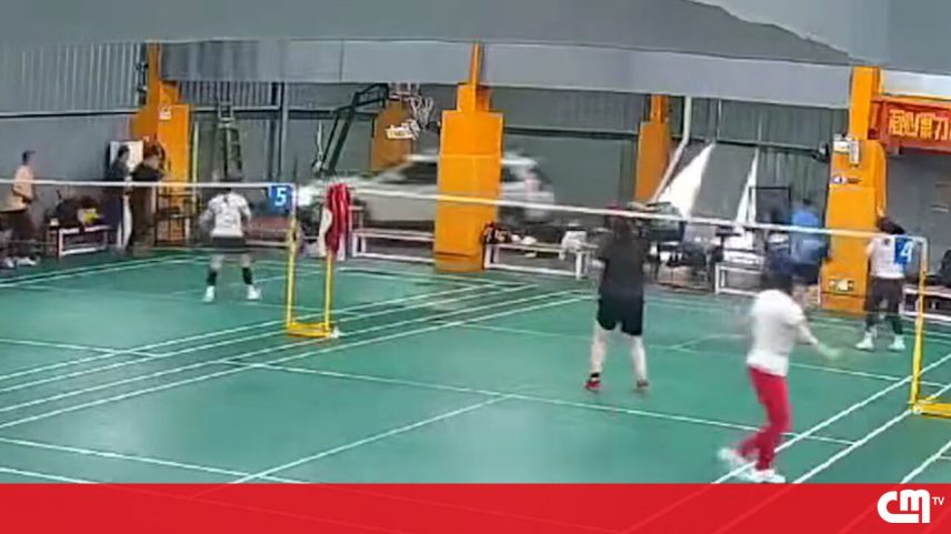 Condutor entra em pavilhão durante partida de badminton na China