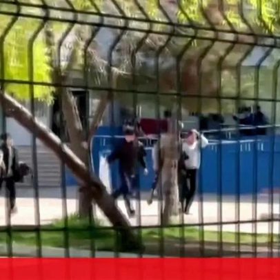 Vídeo mostra pânico numa escola na Turquia; ex-aluno atirou em 16 pessoas