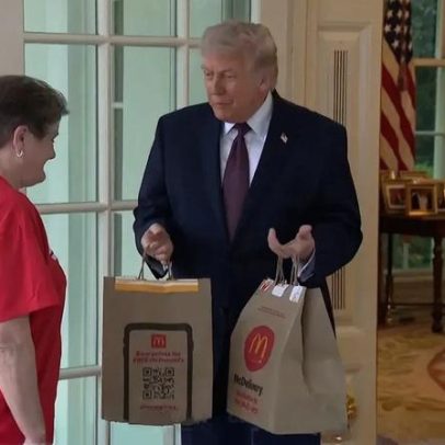 Trump dá gorjeta de 100 dólares a estafeta por entrega no Salão Oval