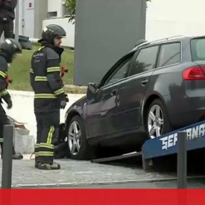 Carro despista-se, sobe passeio e embate em barreiras junto ao Egas Moniz