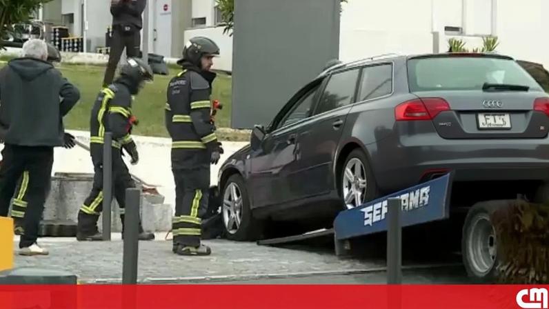Reboque retira carro que se despistou, subiu passeio e embateu contra barreiras junto ao Hospital Egas Moniz em Lisboa