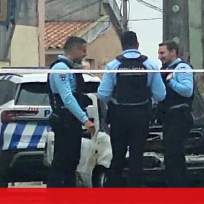 Carro incendiado na Amadora fica destruído