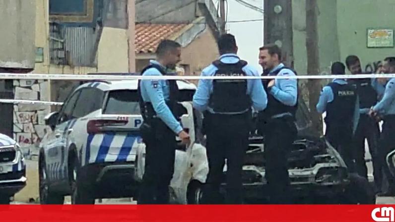 Carro incendiado na Amadora fica destruído