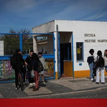 Rapaz aplica mata-leão a colega durante recreio numa escola da Golegã
