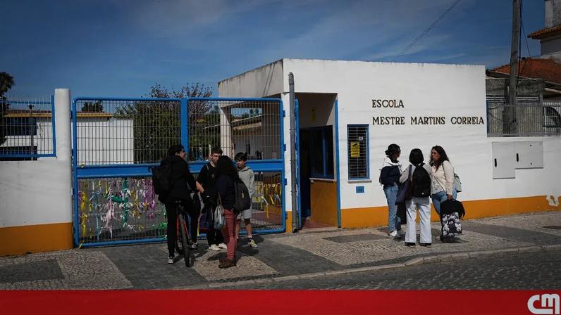 Rapaz faz golpe de mata leão a colega de turma no recreio da escola na Golegã