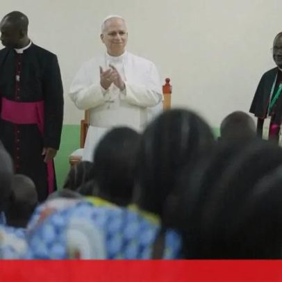 Papa Leão XIV canta com crianças em orfanato nos Camarões