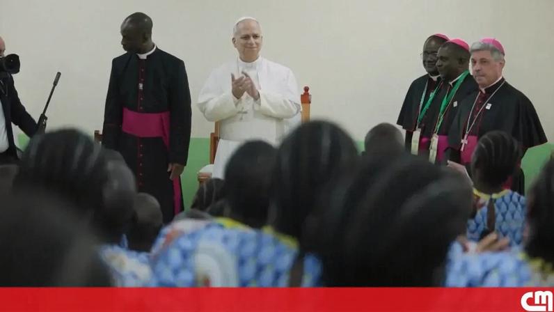 Papa Leão XIV canta com crianças em orfanato nos Camarões