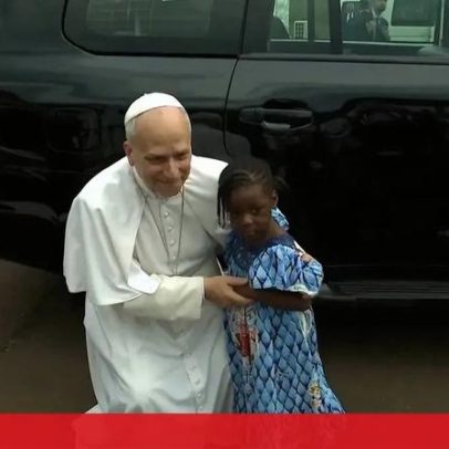 Menina corre para abraçar o Papa durante visita aos Camarões