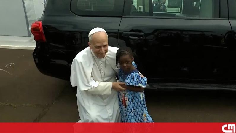Menina corre para abraçar o Papa durante visita aos Camarões