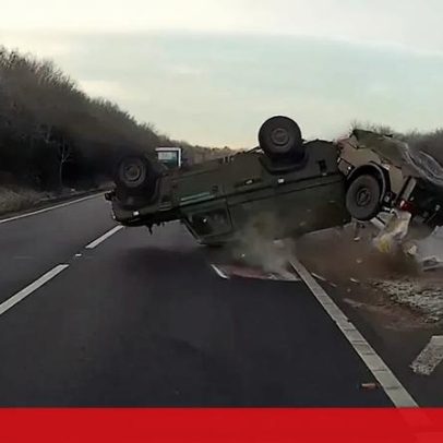 Jipe militar capota no Reino Unido após manobra arriscada