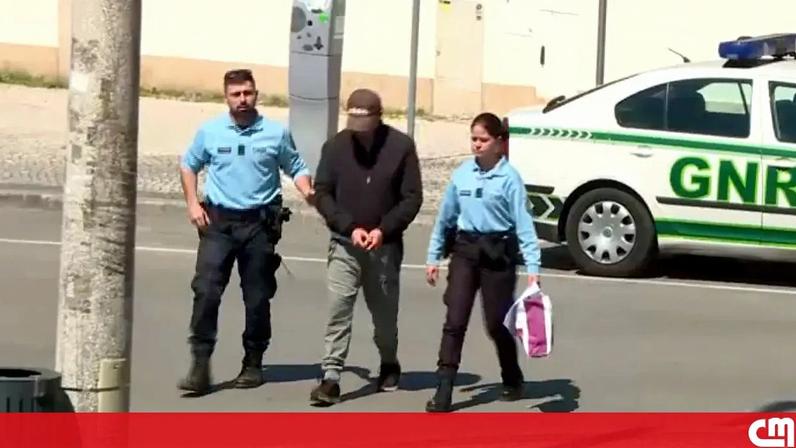 Violador condenado corta pulseira que o mantinha em prisão domiciliária