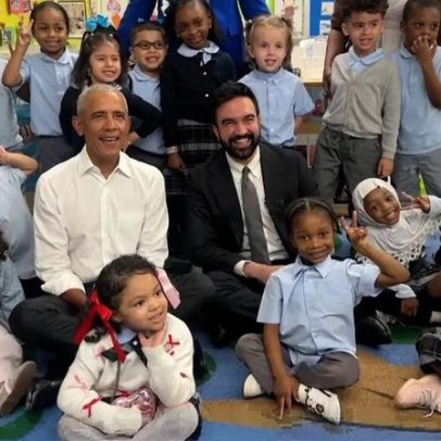 Obama e Mamdani cantam As Rodas do Autocarro numa creche