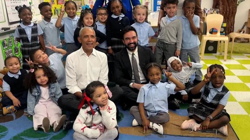 Obama e Mamdani cantam As Rodas do Autocarro numa creche