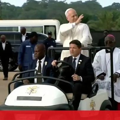 Papa Leão XIV reza durante visita ao Santuário de Nossa Senhora da Muxima