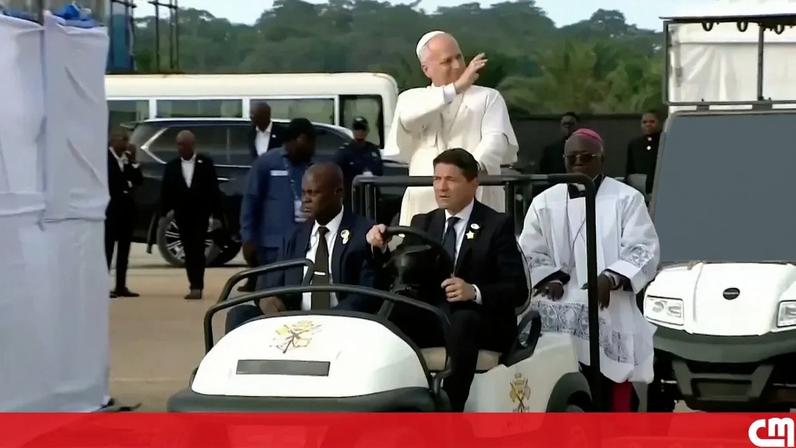 Papa Leão XIV reza durante visita ao Santuário de Nossa Senhora da Muxima