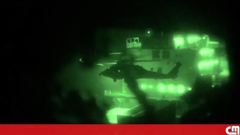 Imagem do momento em que as forças americanas capturaram o navio iraniano.