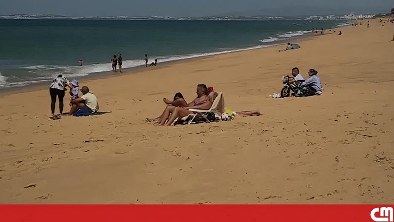 Temperaturas altas: Banhistas aproveitam domingo para fazer praia