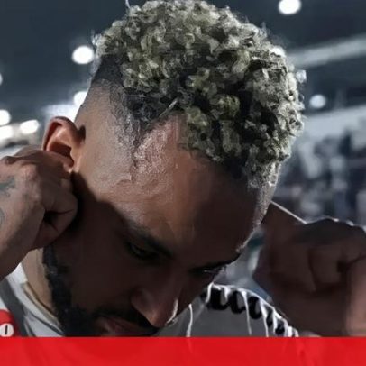 Neymar sai do relvado, tapa os ouvidos, é insultado e reage