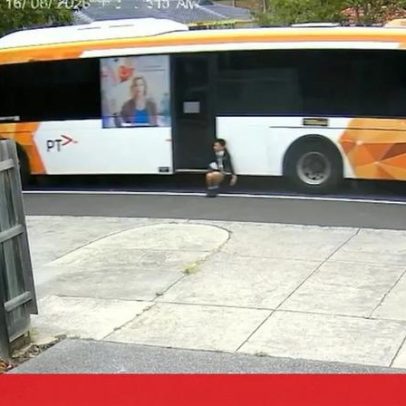 Menino de 12 fica preso na porta do autocarro e arrastado no trânsito